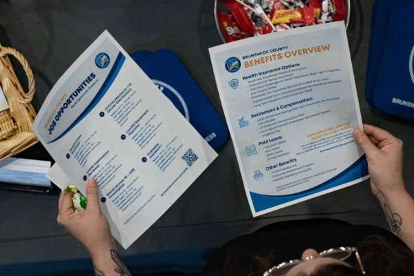 <p>Las ofertas de empleo en EEUU disminuyen en abril a su nivel más bajo en más de tres años</p>