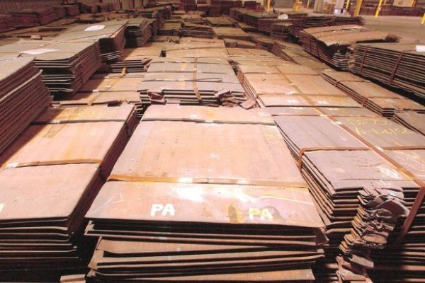 Futuros de cobre caen a su menor nivel en casi un mes lastrados por la escasa demanda desde China