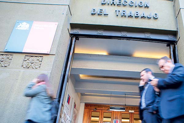 Inspección del Trabajo multa a CMPC por no reducir jornada y raya cancha sobre almuerzo