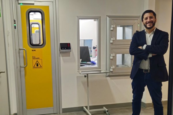<p>El director ejecutivo y fundador de Grupo Cellus, Rodrigo Arancibia, en el laboratorio de Clínica MEDS.</p>