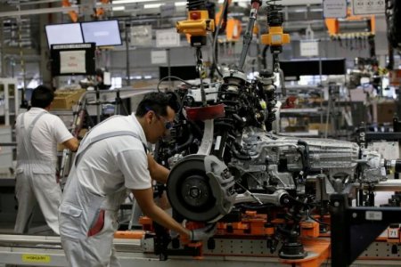 Producción industrial en Argentina cae con fuerza, arrastrada por problemas de suministro para los autos