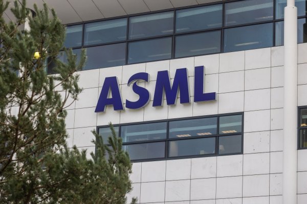 <p>¿Qué produce? ASML desplaza a LVMH como la segunda empresa europea más valiosa en bolsa</p>