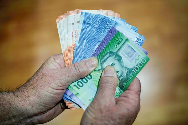 <p>Salarios de los chilenos vuelven a subir en abril, pero a un ritmo menor que en la última parte del año pasado</p>