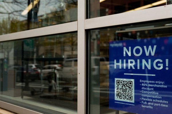 <p>EEUU añade muchos más empleos de lo esperado en mayo y se acelera el alza de salarios</p>