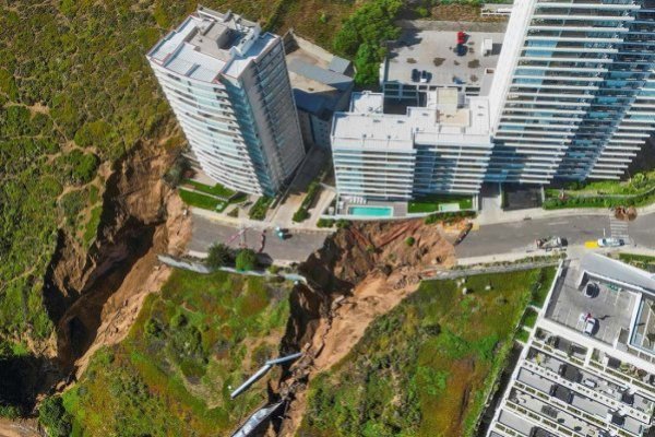 Nuevo socavón en Reñaca: mesa técnica analiza medidas tras evacuación de residentes de dos edificios