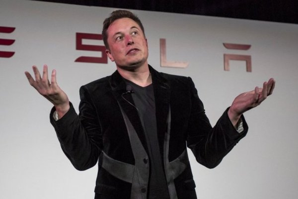 <p>Elon Musk dice que prohibirá los dispositivos de Apple en sus empresas si integran sistema operativo con OpenAI</p>
