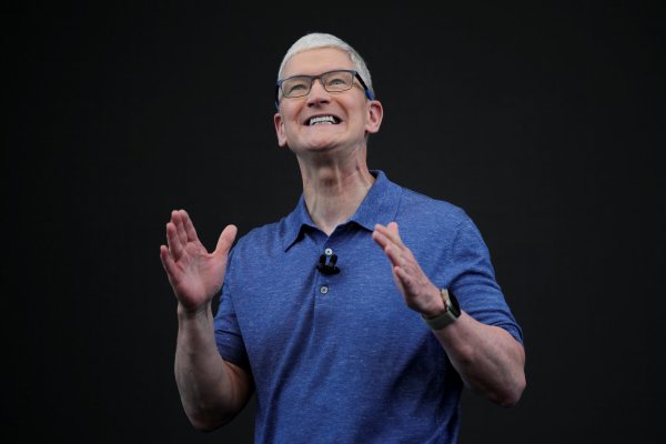 <p> El director ejecutivo de Apple, Tim Cook, en la presentación de la compañía el lunes- (Foto: Reuters)</p>