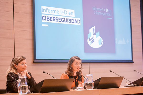 <p>Romina Torres, académica UAI y Carolina Gainza, subsecretaria de MinCiencia.</p>