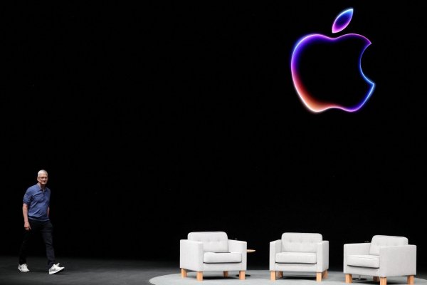 <p>El CEO de Apple, Tim Cook, ayer en la conferencia WWDC en Cupertino. (Foto: Reuters)</p>