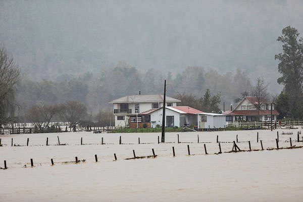 <p>El frente de mal tiempo está afectando a la zona centro-sur del país. Foto: Reuters</p>