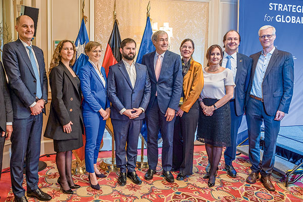 <p>El Presidente Boric compartió en Berlín con representantes de empresas alemanas y la líder de la Sofofa, Rosario Navarro. Foto: Presidencia</p>