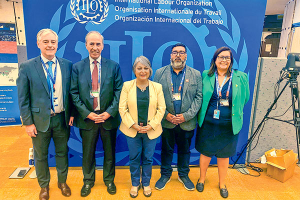 <p>Acompañan a la ministra Jara representantes de los empresarios, de los trabajadores y de la OIT.</p>