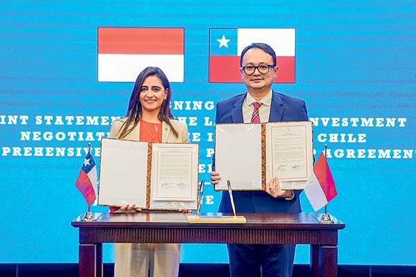 <p>La subsecretaria Claudia Sanhueza junto al viceministro de Comercio de Indonesia, Jerry Sambuaga, ayer en Jakarta.</p>