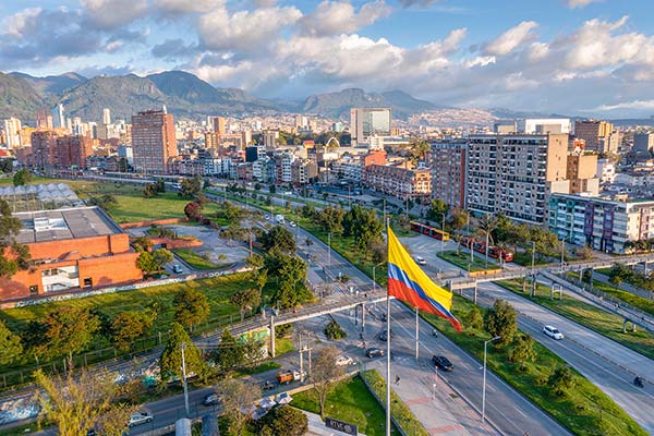 <p>El fallo en Colombia que amenaza con aumentar la tributación de las empresas chilenas</p>