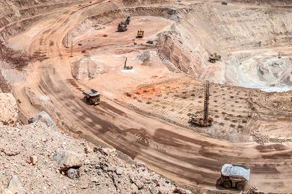 Dos caras para los inventarios en abril: bajaron los de minería y subieron los de industria y comercio