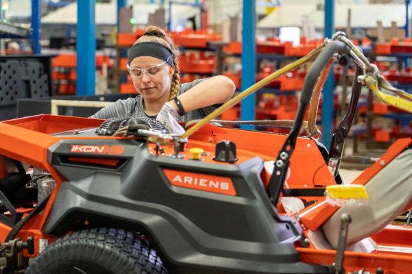 <p>Solicitudes de subsidio de desempleo en EEUU tocan máximo de 10 meses y los precios al productor caen inesperadamente en mayo</p>