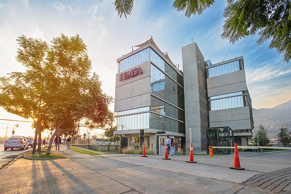 <p>Femsa Salud alerta que la permisología llegó a las farmacias: $ 1.205 millones de inversión perdida</p>