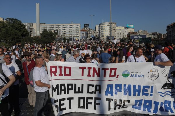<p>En 2021 se produjeron protestas contra la mina de Rio Tinto en Belgrado. Foto: Bloomberg.</p>
