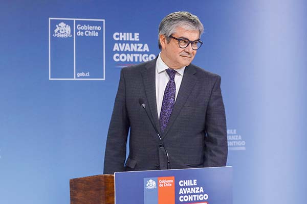 <p>El ministro Mario Marcel firma el documento de tres páginas enviado a ministerios y servicios públicos la semana pasada. Foto: Agencia Uno </p>