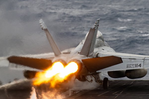 El buque atacado por los rebeldes hutíes de Yemen en el Mar Rojo se hundió, informó la Armada de Reino Unido
