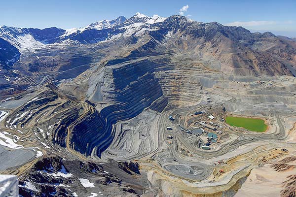 CEO de Anglo Chile admite que la producción de Los Bronces caerá 30% en 2025 y mercado advierte efecto en Codelco