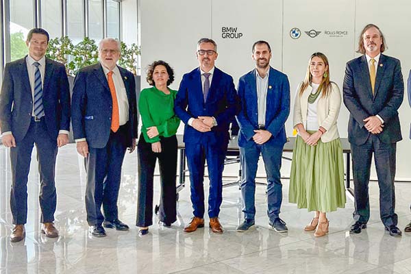 <p> La directora de InvestChile, Karla Flores, junto al ministro de Economía, Nicolás Grau, en diversas actividades en el Viejo Continente.</p>