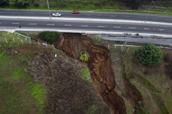 Nuevo socavón de 20 metros afecta a la Ruta F-30 en Concón