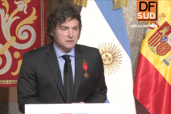 <p>Ahora en DF SUD | Milei tras recibir la Medalla Internacional de Madrid: “No dejen que el socialismo les arruine la vida”</p>