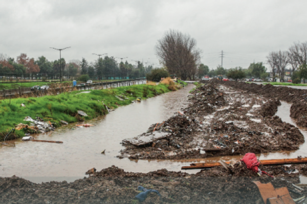 Intensas lluvias en zona centro sur obligan a cortar Ruta 68 y causan anegamientos en las regiones Metropolitana y de Valparaíso