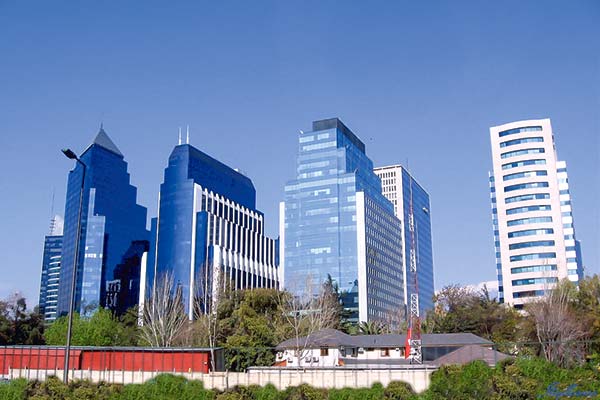 Santiago centro sigue perdiendo arrendatarios de oficinas, mientras El Golf y Nueva Las Condes suman inquilinos
