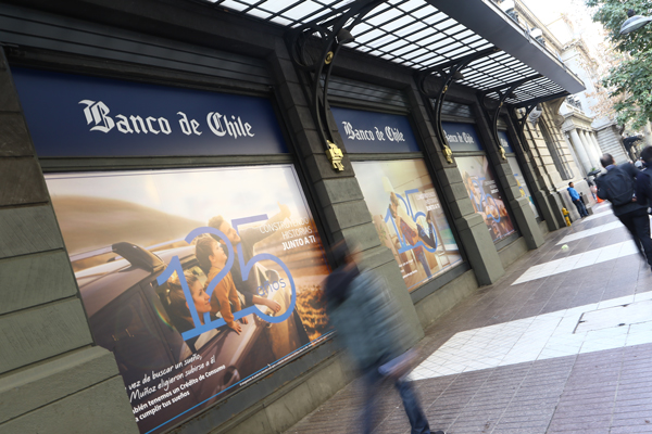 <p>Banco de Chile supera brevemente a SQM en valor de mercado durante las operaciones de la mañana</p>