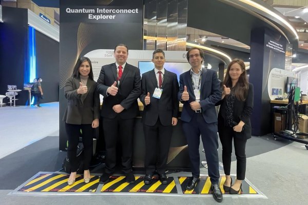 <p>Claudio Arenas (segundo de izquierda a derecha) y parte del equipo de qScire.</p>