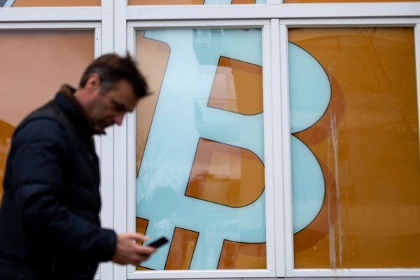 <p>Los fondos de bitcoin registran la mayor salida bisemanal desde aprobación de ETF</p>
