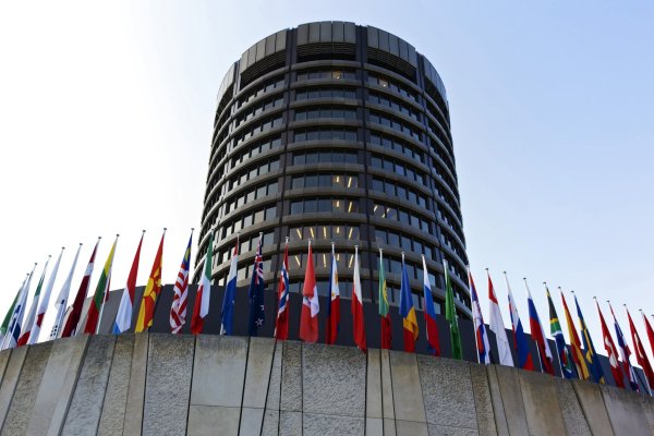 BIS insta a bancos centrales a aprovechar la IA para monitorear datos, pero advierte que no debe reemplazar a humanos al fijar tasas de interés