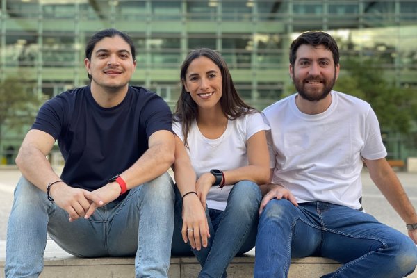 <p>Francisco Abarca, Laura Del Castillo y Alfonso Brown, fundadores de Kunzapp.</p>