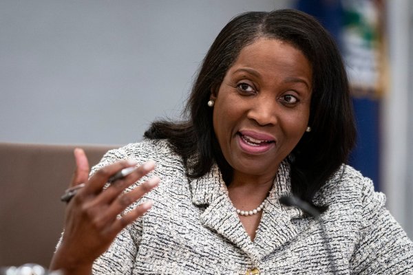 <p>Gobernadora de la Fed, Lisa Cook, dice que "en algún momento" habrá que comenzar a bajar las tasas de interés</p>