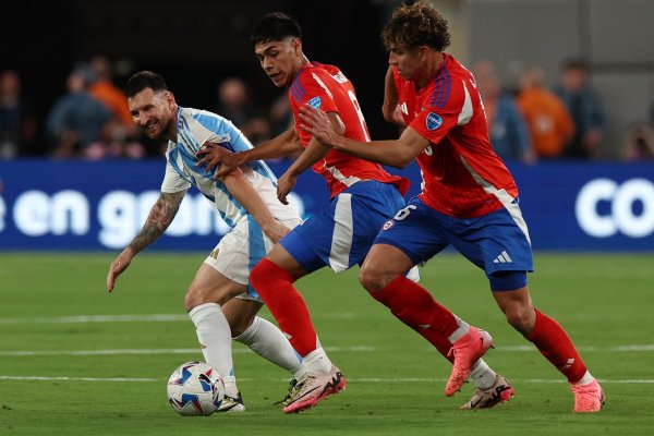 Argentina se impone 1 - 0 sobre Chile y asegura su clasificación a cuartos de final