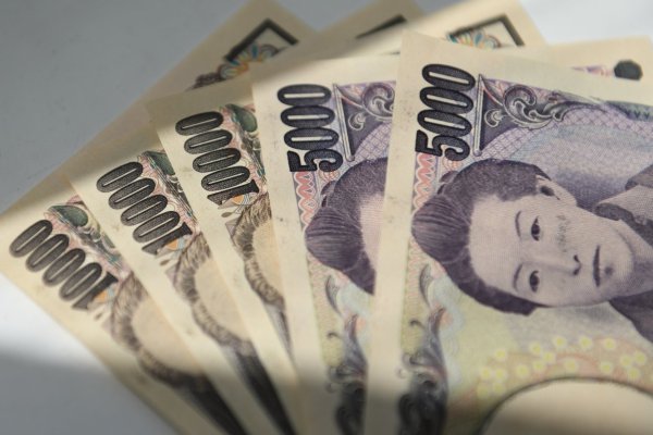 <p>Yen se desploma a su nivel más bajo desde 1986 y aumenta el riesgo de una intervención cambiaria en Japón</p>