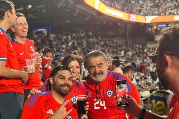 Luksic acompañó a los ganadores de su concurso en el partido ante Argentina: "Todavía confío en la clasificación"