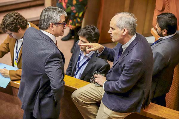 <p>El ministro de Hacienda, Mario Marcel (a la izquierda), con el senador y presidente de RN, Rodrigo Galilea. Foto: Agencia Uno </p>