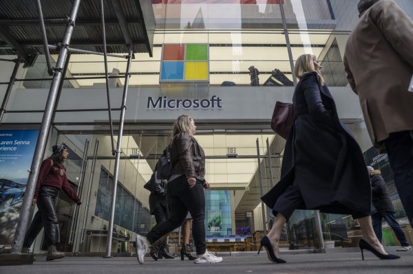 Reguladores de la UE tienen en la mira los acuerdos de IA entre Microsoft y OpenAI y de Google con Samsung