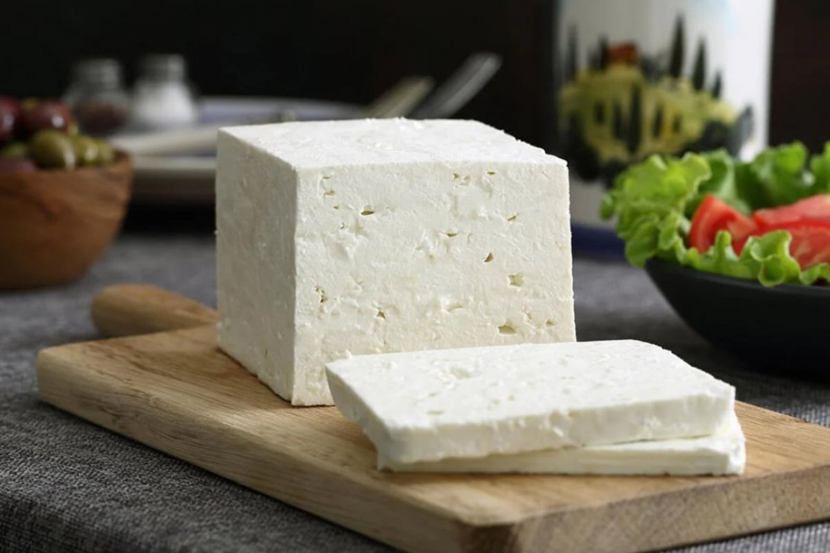 <p>Pelea por el queso feta llega a Chile y Embajada de Grecia logra que alimento sea declarado de origen helénico</p>
