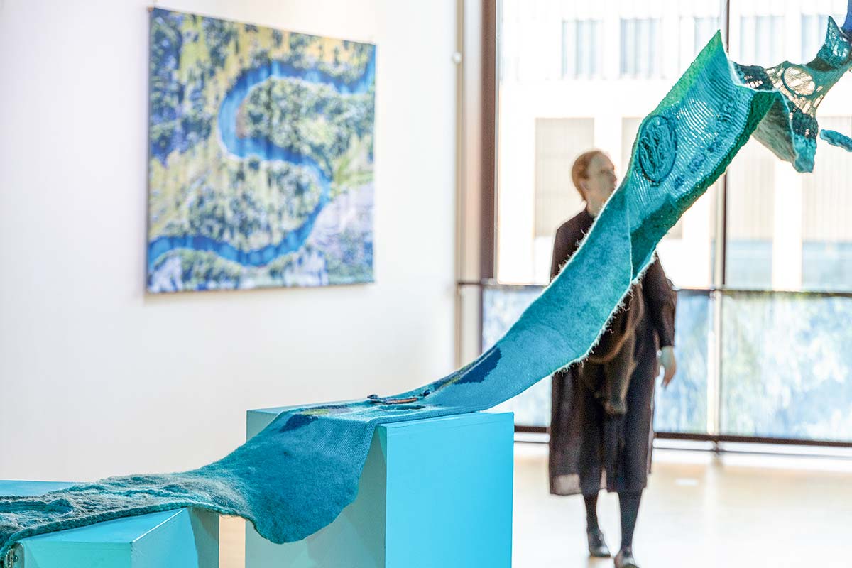 <p>Un río tejido: la obra textil hecha en Aysén que llegó hasta Helsinki</p>