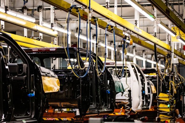 <p>Actividad manufacturera en Estados Unidos se contrae por tercer mes consecutivo en junio</p>