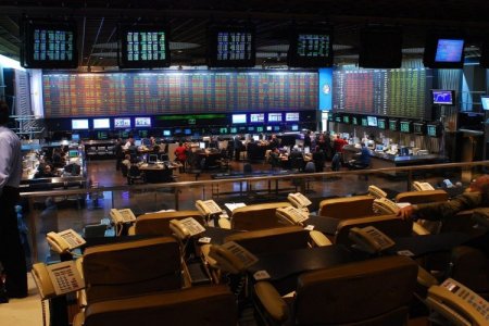 Argentina: bonos y acciones caen y dólar blue sigue al alza, atentos a la implementación de nuevo esquema monetario de Milei
