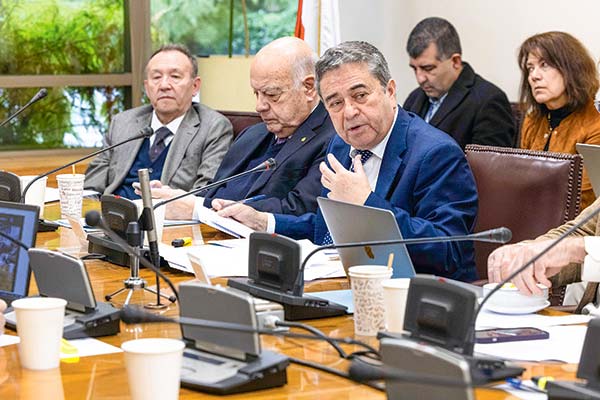 Oposición se toma con calma efecto de nuevo director en negociación tributaria y no ven cambio en rol de Kast