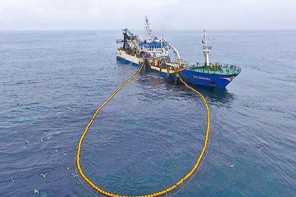<p>Escala cuestionamiento a nueva Ley de Pesca tras polémicas por indicaciones de parlamentarios e industria profundiza su oposición</p>