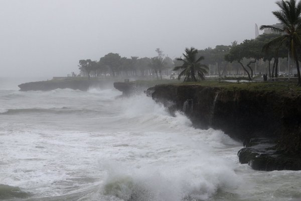 El potente huracán Beryl avanza por el Caribe hacia Jamaica y el balneario mexicano de Cancún se prepara
