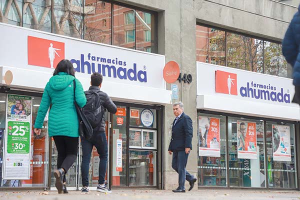 Farmacias Ahumada regresa al centro de Santiago tras el estallido y pandemia: anuncia apertura de siete nuevos locales en el casco histórico