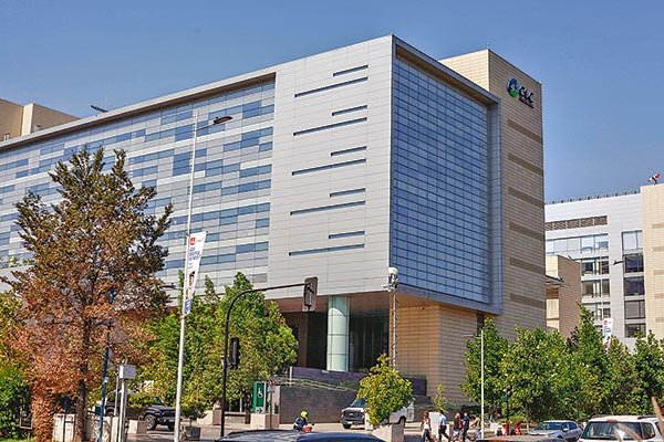 <p>ICR baja la clasificación de CLC: alude a caída en actividad de la clínica y aumento de deuda financiera</p>